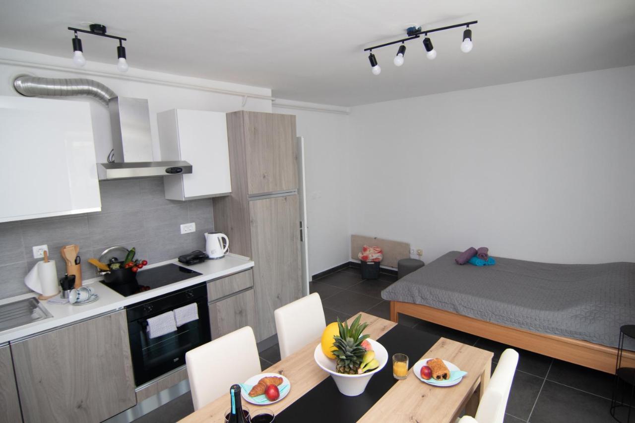 Valkane Beach Studio Apartment بولا المظهر الخارجي الصورة