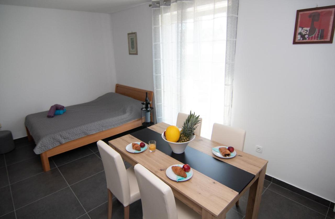 Valkane Beach Studio Apartment بولا المظهر الخارجي الصورة